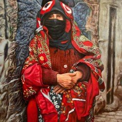 لوحة مطبوعة لإمرأة مسنة بكامل اناقتها الصنعانية في المدينة القديمة 120x90 cm للفنان عدنان جمن